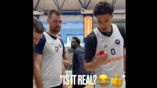 «Is it real? Ναι ρε μαλ...»: Η ομάδα της Μυκόνου έκανε «πρωτάθλημα» σπασίματος κόκκινου αυγού, δείτε βίντεο