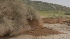 Δραματική διάσωση πατέρα και γιου που καταπλακώθηκαν από χώματα σε παραλία της Βάρκιζας