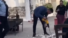 «Ρίχτο!»: Ακραίο γλέντι στην Εύβοια, έσπασαν πιάτα και... τουαλέτες με ηλεκτρικό τρυπάνι και σφυρί, δείτε βίντεο