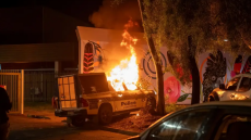 Επεισόδια έξω από νοσοκομείο της Αυστραλίας που κρατείται 47χρονος για τη δολοφονία 5χρονης: Έκαψαν περιπολικά και ασθενοφόρα, δείτε βίντεο