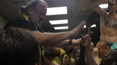 Η παρακάμερα από τον αγώνα τίτλου της ΑΕΚ: Το σπριντ του Ζοάο Μάριο, η έκρηξη χαράς του Ηλιόπουλου και το πάρτι στα αποδυτήρια, βίντεο 