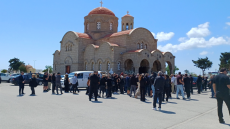 Θρήνος στην κηδεία της μητέρας και της κόρης που σκοτώθηκαν στο τροχαίο στη Ρόδο: «Γιατί τόσο άδικα;» λέει φίλη τους
