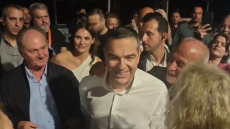 Η εμφάνιση της Μπέττυς Μπαζιάνα στο πλευρό του Τσίπρα στο Θησείο: Ντυμένη στα λευκά, με μαλλιά μπούκλες, δείτε βίντεο