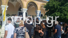 Βαρύ πένθος στην Πάτρα, συγγενείς και φίλοι αποχαιρέτησαν πατέρα και γιο που σκοτώθηκαν σε τροχαίο