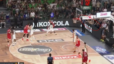 Παναθηναϊκός - Ολυμπιακός: Φίλαθλος τράβηξε τον διαιτητή Παπαπέτρου από το μανίκι εν ώρα αγώνα