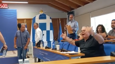 Καβγάς στο Δημοτικό Συμβούλιο Μεσολογγίου: «Καραγκιόζη» αποκάλεσε ο δήμαρχος τον πρώην δήμαρχο, δείτε βίντεο