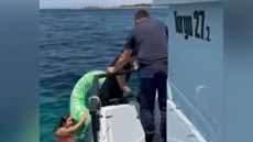 Βίντεο: Λιμενικοί έσωσαν 34χρονη που είχε παρασυρθεί με φουσκωτό στρώμα ανοιχτά από το Καβούρι, στο πλευρό της είχε κολυμπήσει ναυαγοσώστρια