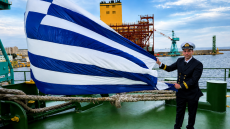Κίνδυνος για την ελληνική σημαία λόγω έλλειψης νέων ναυτικών