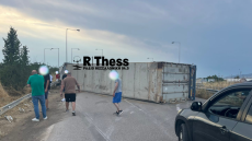 Ανετράπη νταλίκα στην Εθνική Οδό Αθηνών-Θεσσαλονίκης, απεγκλωβίστηκε ο οδηγός