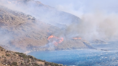Φωτιά στην Άνδρο: Ενισχύθηκαν οι δυνάμεις, νέο 112 για εκκένωση του Κόλυμπου