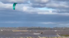 Αθλητής του kitesurfing πνίγηκε στην Αργεντινή ενώ η σύντροφός του κατέγραφε το μοιραίο άλμα του, δείτε βίντεο