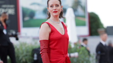 Η Κλερ Φόι στη Βενετία με ένα total red look από τον οίκο Bottega Veneta