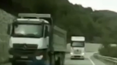 Τρόμος για οδηγό στην Τουρκία: Γλίτωσε διπλή σύγκρουση με φορτηγά που μπήκαν στο αντίθετο ρεύμα για να προσπεράσουν, δείτε βίντεο