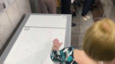 Νέος χάρτης με γραφή Braille στο Μετρό Συντάγματος για άτομα με οπτική αναπηρία, πώς λειτουργεί