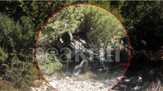 60χρονος στον Ομαλό εγκλωβίστηκε στο ΙΧ του και σκοτώθηκε όταν το όχημα κατακρημνίστηκε στο Ξυλόσκαλο