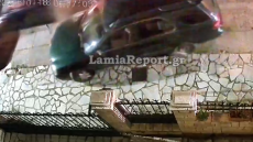 Η στιγμή που οδηγός στη Λαμία πέφτει με ταχύτητα πάνω σε τρία παρκαρισμένα αυτοκίνητα και εξαφανίζεται
