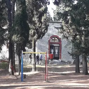 Τρίκαλα: Θρίλερ με πτώμα γυναίκας έξω από εκκλησία