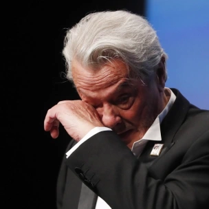 «Συγκλονισμένος» ο Αλέν Ντελόν από τον θάνατο του Τρεντινιάν: «Μετά τον Μπελμοντό, φεύγει άλλος ένας αδελφός»