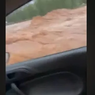 Χαλκιδική: Οδηγός βλέπει ορμητικό χείμαρρο να παρασύρει το ΙΧ του - Δείτε το βίντεο