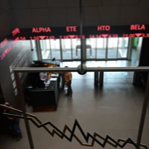 Χτύπησε το Χρηματιστήριο Αθηνών η καταιγίδα στις διεθνείς αγορές, αλλά μάζεψε τις απώλειες στο -2,14%
