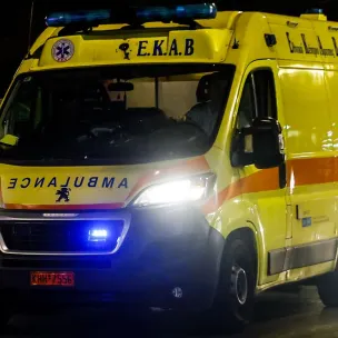 Λεωφόρος Αθηνών: Μηχανή συγκρούστηκε με ασθενοφόρο που πέρασε κόκκινο - Νεκρός ο δικυκλιστής