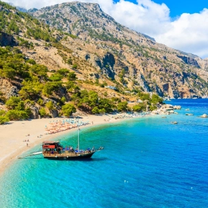 «Η θάλασσα είναι τόσο διάφανη που μοιάζει εξωπραγματική»: Αφιέρωμα στην Κάρπαθο από ιταλική ταξιδιωτική ιστοσελίδα