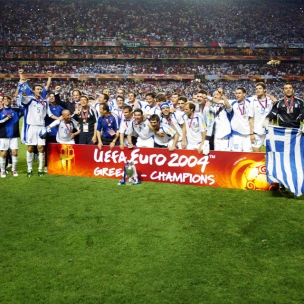 Πέρασαν 22 χρόνια από το θαύμα του Euro 2004: Όταν η Ελλάδα νίκησε 1-0 την Πορτογαλία στον τελικό και σόκαρε το παγκόσμιο ποδόσφαιρο