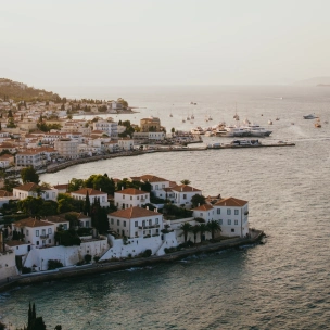 Πόρτο Χέλι: Η ανάδυση ενός παγκόσμιου προορισμού «ήσυχης» πολυτέλειας με επενδύσεις άνω του 1 δισ. ευρώ