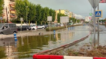 Καταρρακτώδεις βροχές στην Καταλονία, διακόπηκαν για ώρες τα δρομολόγια των τρένων