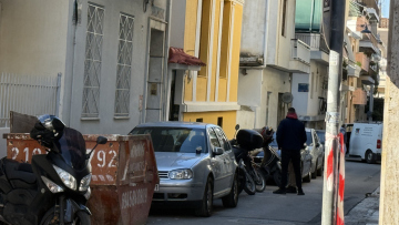 Θρίλερ στον Κολωνό: Σε εξέλιξη οι έρευνες στο σπίτι της 31χρονης εγκύου, το έχουν κάνει φύλλο και φτερό οι αστυνομικοί
