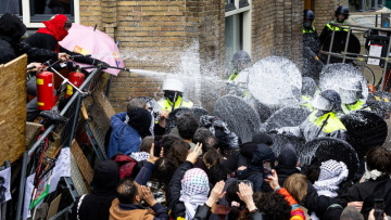 Συνεχίζονται οι συλλήψεις στο Άμστερνταμ - Διαδηλώνουν παρά την απαγόρευση για τις πορείες