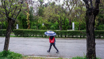 Καιρός: Άνοδος της θερμοκρασίας και βροχές σήμερα - Κόντρα των μετεωρολόγων για την Τσικνοπέμπτη 