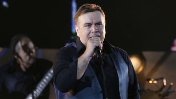 Μανώλης Λιδάκης: Εισχώρησε στρεπτόκοκκος στο γόνατό του, αποκάλυψε η αδερφή του 