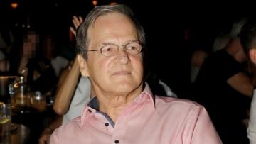 Χρήστος Νικολόπουλος: Δεν θέλω να χρησιμοποιούνται τα τραγούδια μου, δεν ζήτησαν την άδειά μου, λέει για τη θεατρική παράσταση-αφιέρωμα στον Καζαντζίδη