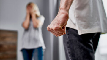 Καλάβρυτα: Καταγγελία για ενδοοικογενειακή βία από 28χρονη - Δεχόταν απειλές και ξυλοδαρμό από τον σύζυγό της 