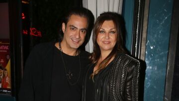 Ο Σχοινάς έστειλε κόκκινα τριαντάφυλλα στη Γαρμπή για τα 28 χρόνια κοινής τους πορείας - «Ένας ιππότης για την Καιτούλα» σχολίασε η τραγουδίστρια