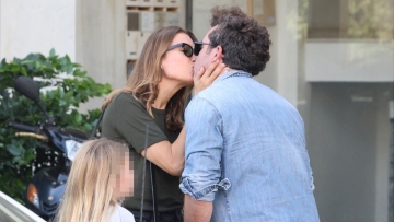 Βίκυ Καγιά  - Ηλίας Κρασσάς: Tα τρυφερά φιλιά του ζευγαριού