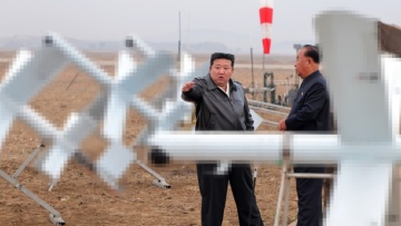 Βόρεια Κορέα: Ο Κιμ διατάσσει να αρχίσει μαζική παραγωγή drones εφόδου 