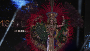 Μις Υφήλιος με στολές-υπερπαραγωγή: Διαγωνιζόμενες έκαναν πασαρέλα με... ναούς και τουκάν - Η εμφάνιση της Ελλάδας