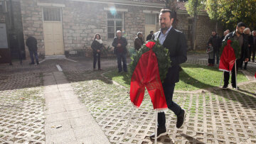 Αντιπροσωπεία του ΣΥΡΙΖΑ κατέθεσε στεφάνι στο μνημείο του ΕΑΤ- ΕΣΑ - Δείτε βίντεο 