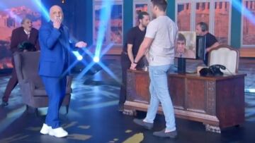 Στέφανος Κασσελάκης: Η αιφνιδιαστική επίσκεψη στην εκπομπή του Μουτσινά - «Πρέπει να βγει κάποιος μπροστά να φάει ξύλο»