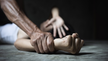 Περισσότερες από 15.000 γυναίκες έχουν πέσει θύματα ενδοοικογενειακής βίας στους 10 μήνες του 2024