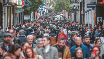 Προϋπολογισμός: Κατατίθεται με 12 παροχές και ελαφρύνσεις, ανάπτυξη 2,3% και έκτακτη ενίσχυση σε 1,9 εκατ.