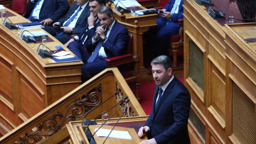 ΠΑΣΟΚ: Τι αλλάζει στα προνόμια τώρα που έγινε αξιωματική αντιπολίτευση - Άδειασε άρον άρον το γραφείο του Παππά στη Βουλή