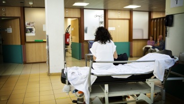 Πώς αντιμετωπίζεται μια γυναίκα που πηγαίνει στο νοσοκομείο επειδή πονάει;