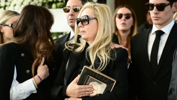 Έλενα Μακρή: Αγκαλιά με τη φωτογραφία του Αντώνη Λυμπέρη η σύζυγός του 