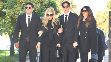 Αντώνης Λυμπέρης - Κηδεία: Πλήθος κόσμου και συγκίνηση στο τελευταίο «αντίο» στον εκδότη - Συντετριμμένη η οικογένεια του