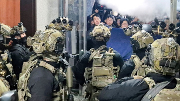 Οι επτά ώρες που συγκλόνισαν τη Νότια Κορέα - Γιατί κήρυξε στρατιωτικό νόμο ο πρόεδρος και πώς τον «άδειασαν» η κυβέρνηση, η Βουλή και ο λαός