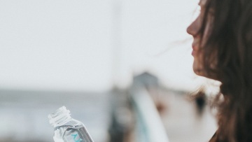 Γιατί δεν πρέπει ποτέ να χρησιμοποιούμε ξανά τα πλαστικά μπουκάλια μίας χρήσης