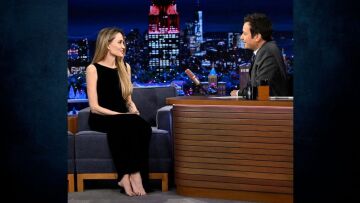 Αντζελίνα Τζολί: Ξυπόλυτη στην εκπομπή του Τζίμι Φάλον
